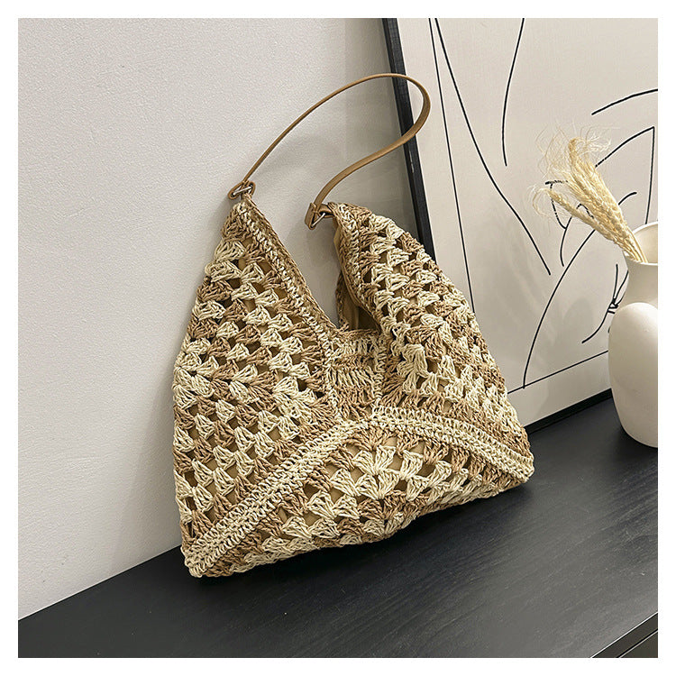 Grand sac en raphia tissé noir et naturel, style bohème chic porté à l’épaule – format 34x35 cm