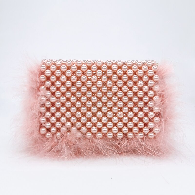 Sac pochette perle et fausse fourrure rose avec chaîne dorée, perles nacrées et finitions élégantes