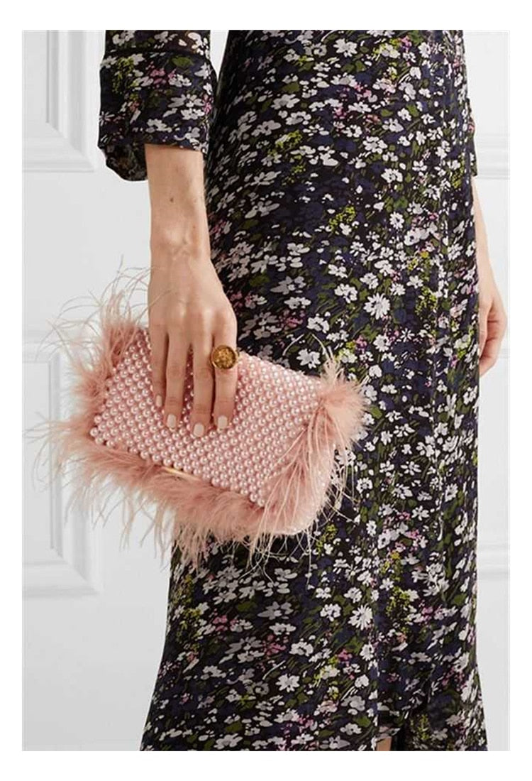 Sac pochette perle et fausse fourrure rose avec chaîne dorée, perles nacrées et finitions élégantes