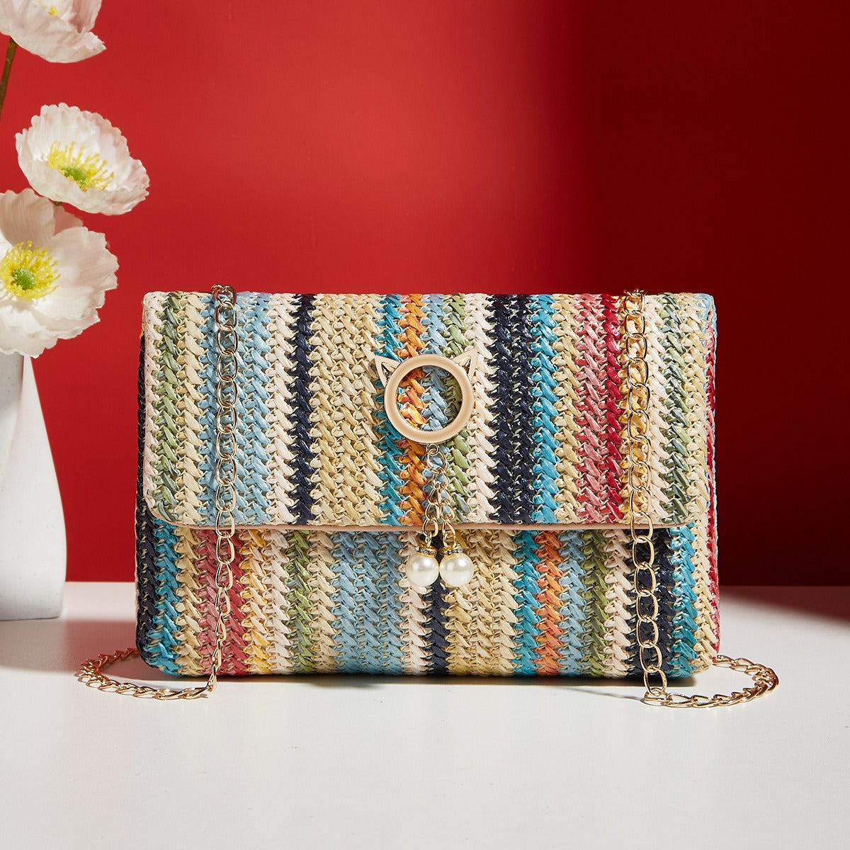 Sac pochette été colorée tressée multicolore avec chaîne dorée et fermoir chat
