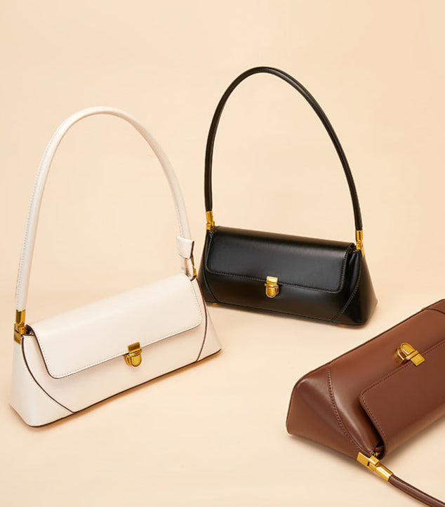 Sac baguette marron porté à l’épaule, en simili cuir avec bandoulière