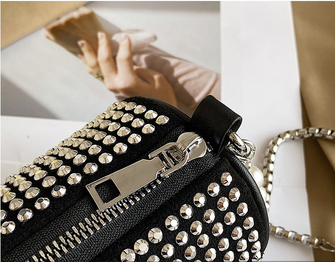 Pearl and rhinestone bag – Elegant and shiny