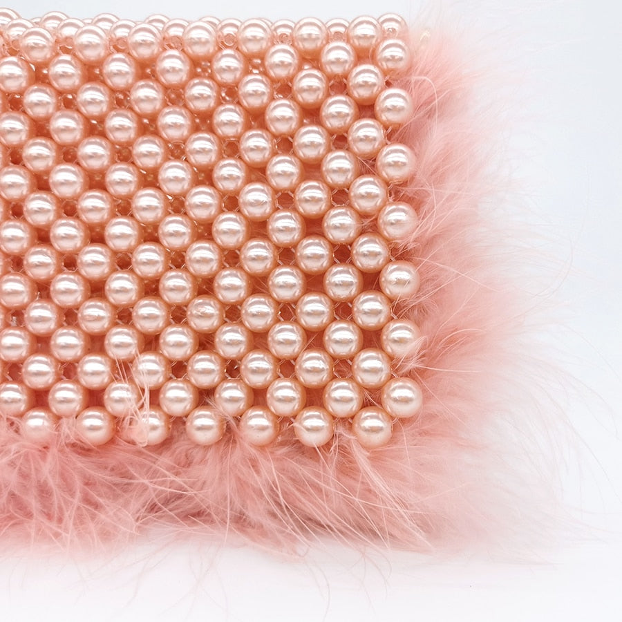 Sac pochette perle et fausse fourrure rose avec chaîne dorée, perles nacrées et finitions élégantes