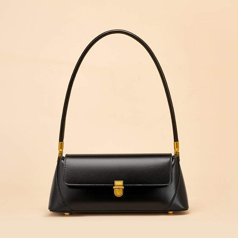 Sac baguette marron porté à l’épaule, en simili cuir avec bandoulière