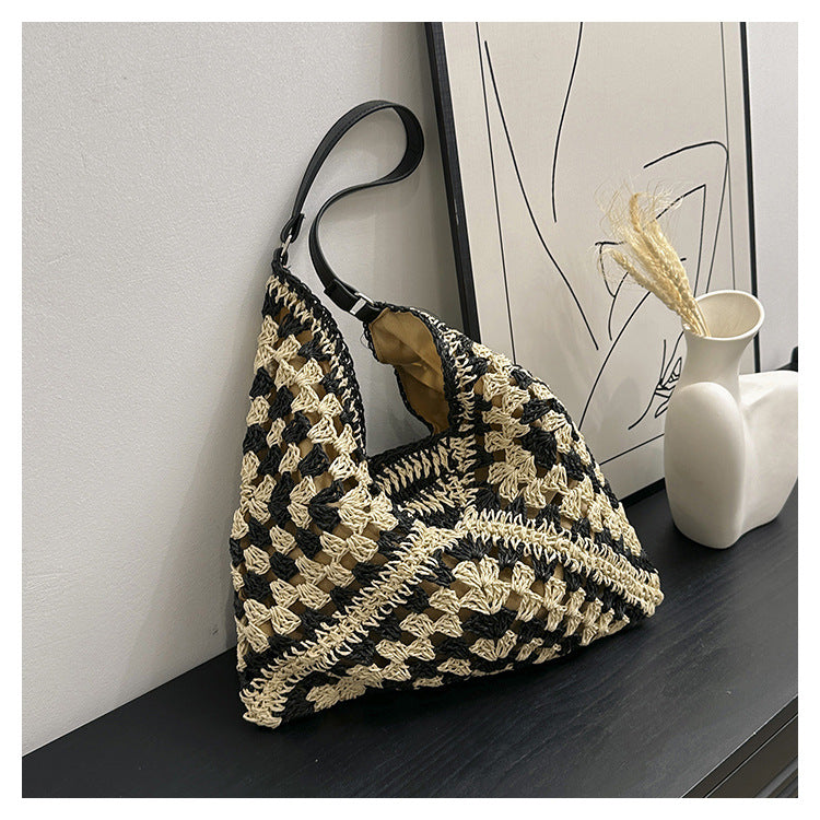 Grand sac en raphia tissé noir et naturel, style bohème chic porté à l’épaule – format 34x35 cm