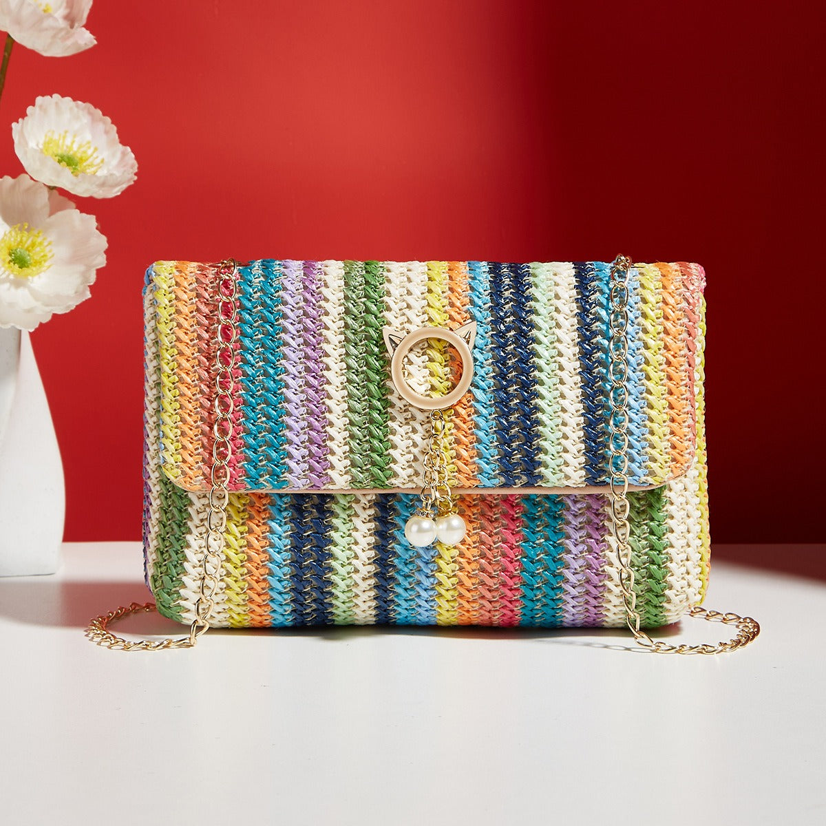 Sac pochette été colorée tressée multicolore avec chaîne dorée et fermoir chat