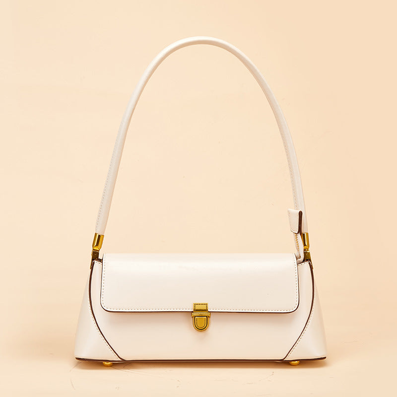 Sac baguette marron porté à l’épaule, en simili cuir avec bandoulière
