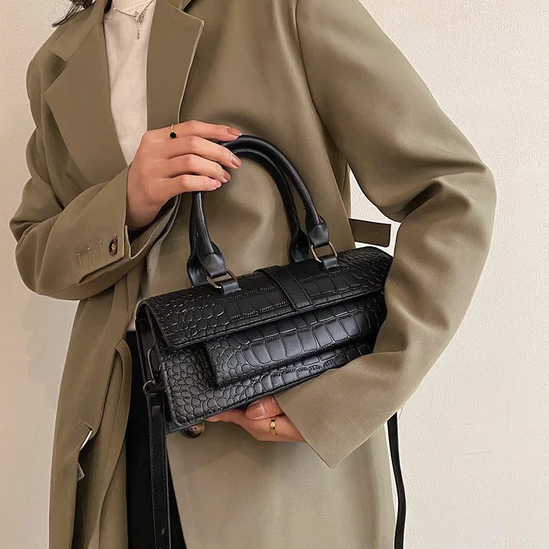 Sac baguette noir effet croco 28 cm avec anses et bandoulière, style élégant et urbain pour femme