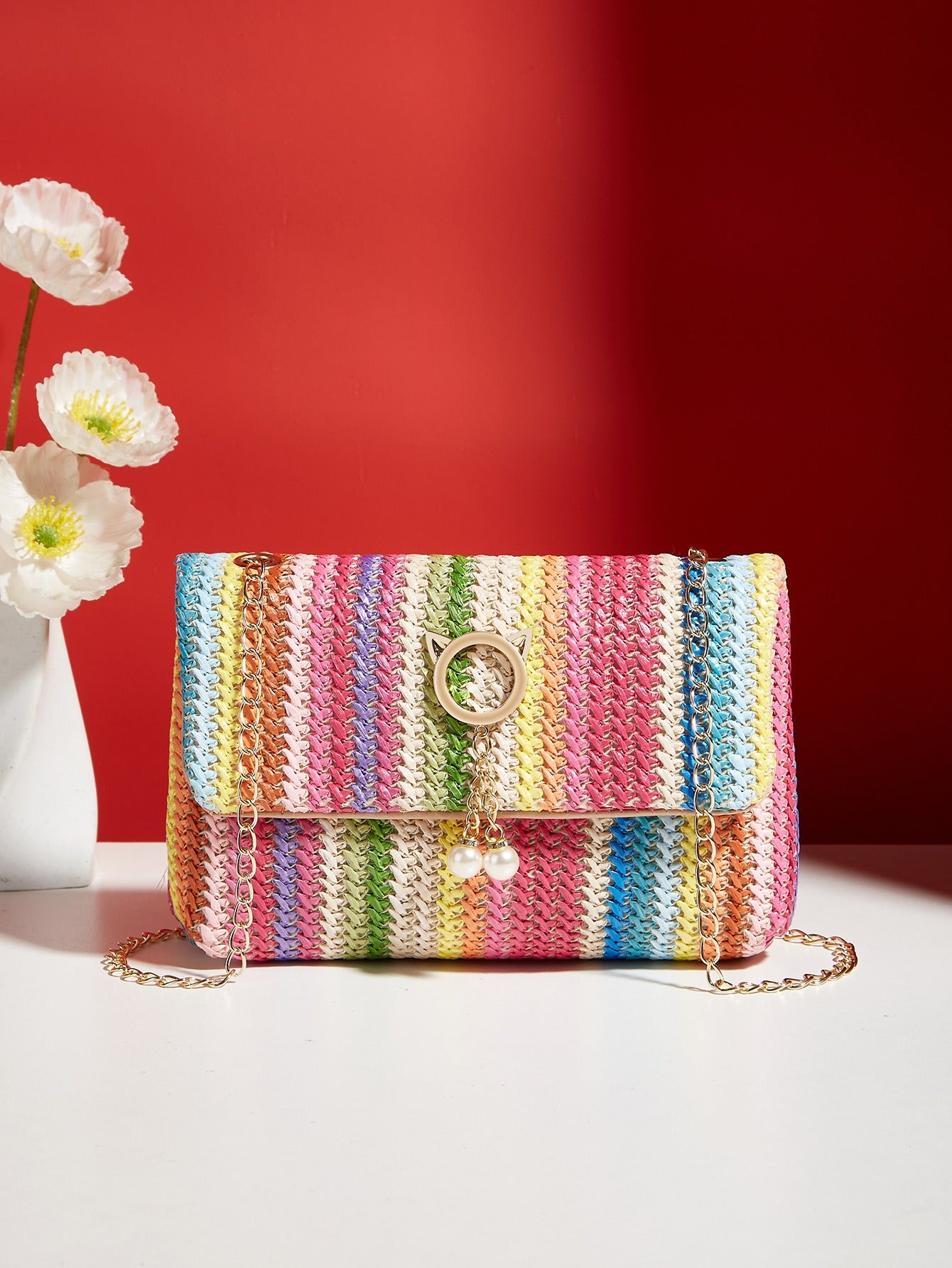 Sac pochette été colorée tressée multicolore avec chaîne dorée et fermoir chat