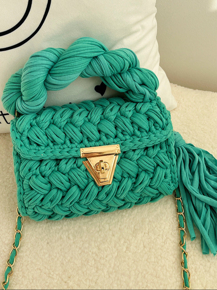 Sac en crochet avec poignée torsadée et fermoir doré, format compact – disponible en plusieurs coloris