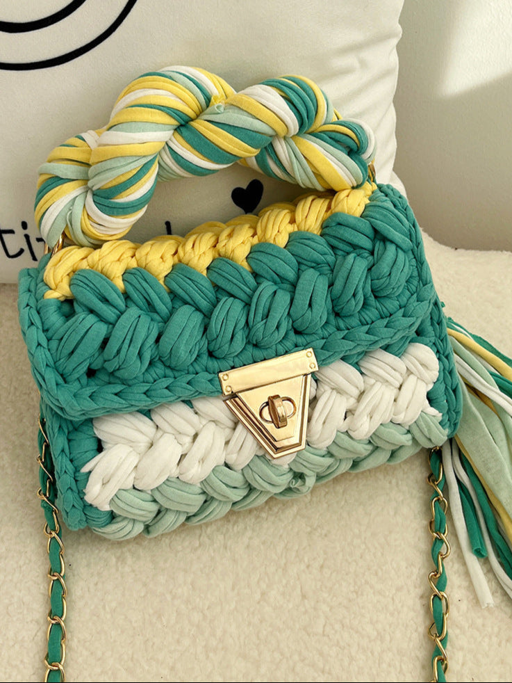 Sac en crochet avec poignée torsadée et fermoir doré, format compact – disponible en plusieurs coloris