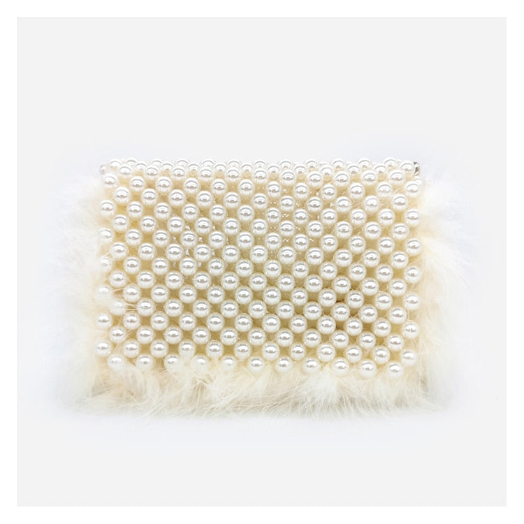Sac pochette perle et fausse fourrure rose avec chaîne dorée, perles nacrées et finitions élégantes