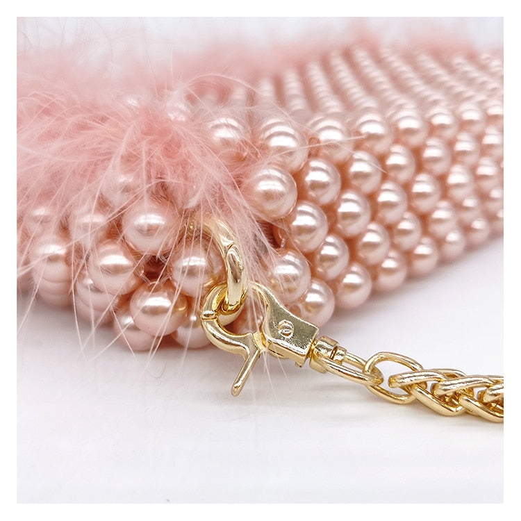 Sac pochette perle et fausse fourrure rose avec chaîne dorée, perles nacrées et finitions élégantes