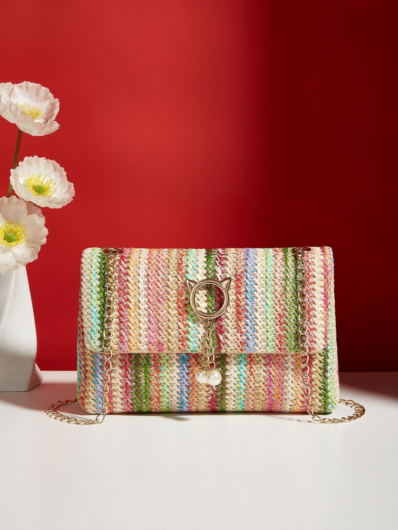 Sac pochette été colorée tressée multicolore avec chaîne dorée et fermoir chat