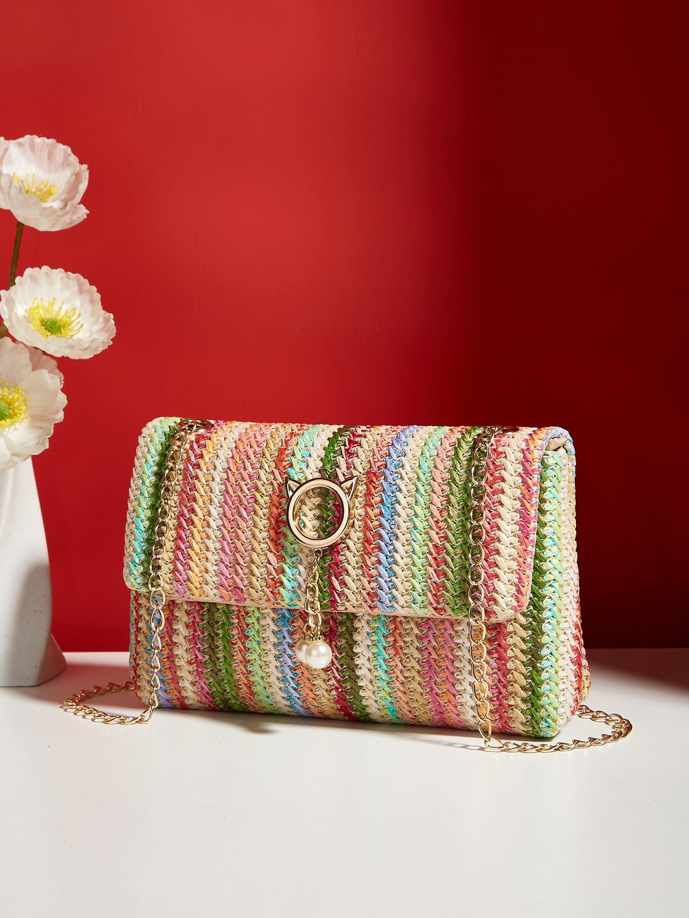 Sac pochette été colorée tressée multicolore avec chaîne dorée et fermoir chat