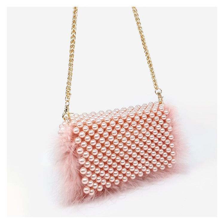 Sac pochette perle et fausse fourrure rose avec chaîne dorée, perles nacrées et finitions élégantes