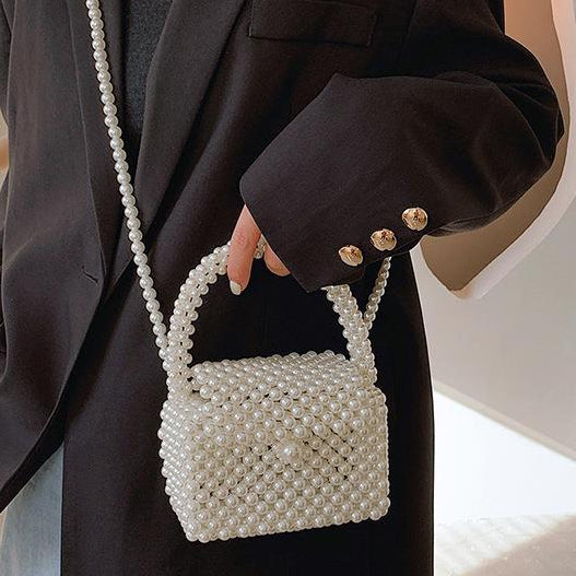 Mini sac en perle blanche porté à la main, avec anse rigide et chaînette épaule, format 15x9x8 cm, idéal pour cérémonie ou soirée