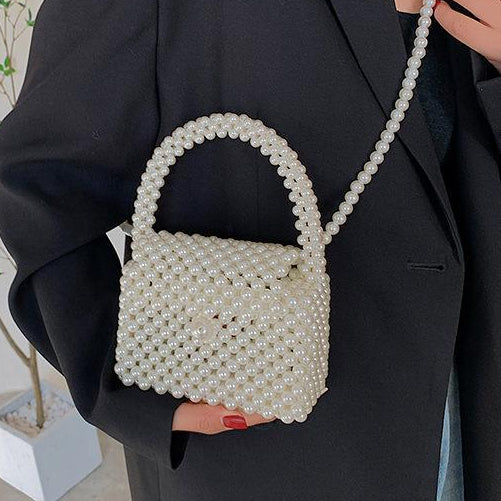 Mini sac en perle blanche porté à la main, avec anse rigide et chaînette épaule, format 15x9x8 cm, idéal pour cérémonie ou soirée