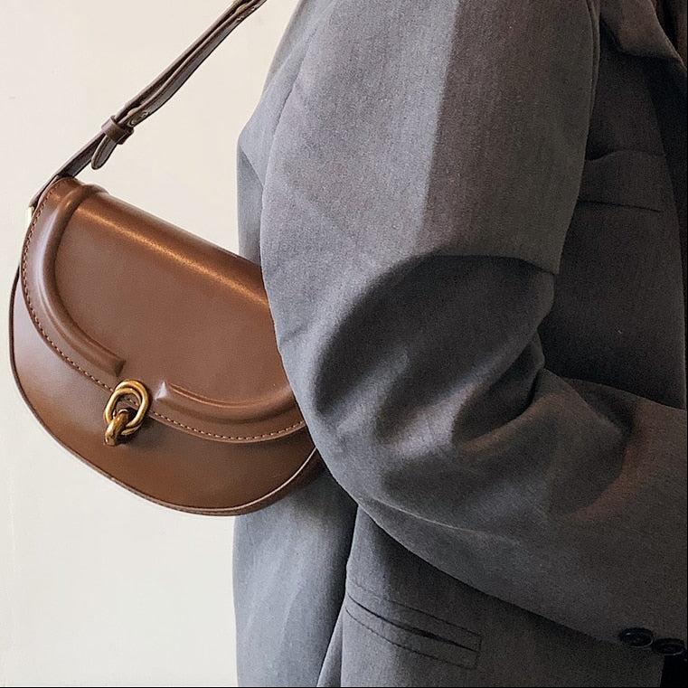 Sac demi lune cuir porté épaule